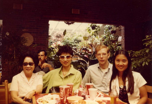 阿歷山大城商場內小食店，左為陳太太，右為她的女兒，中為Gary